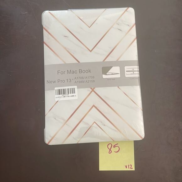MacBook New Pro 13” gold/white marble hardshell case - Picture 3 of 3
